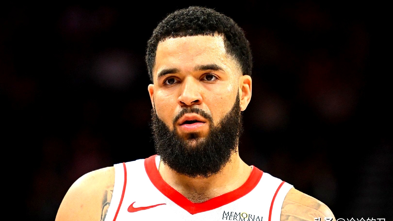 包含NBA季后赛赛程吃紧，休斯敦火箭转会期造点机会，悬念犹存，更衣室氛围转暖的词条